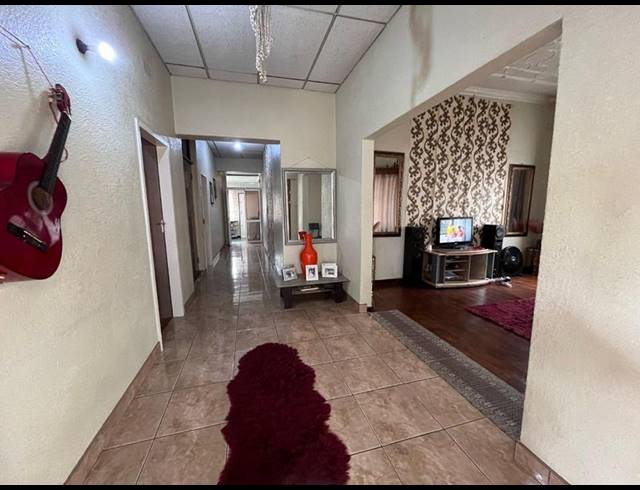 8 BEDROOM HOUSE FOR SALE IN MALVERN